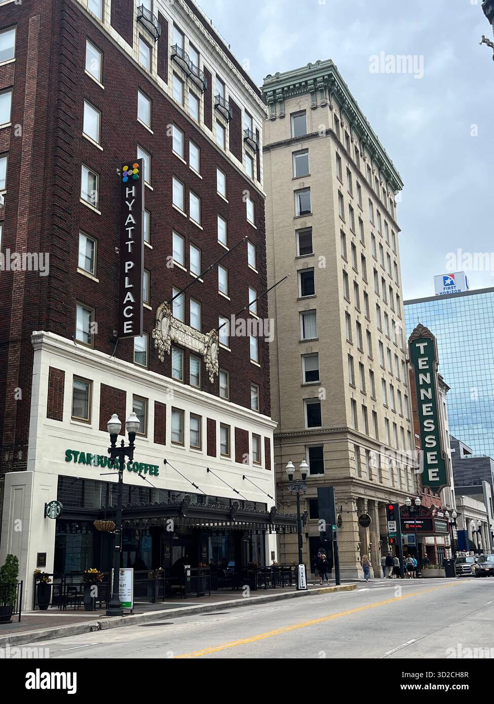 Tennessee Street, con edifici Beige e Brown - Immagine stock catturata con smartphone