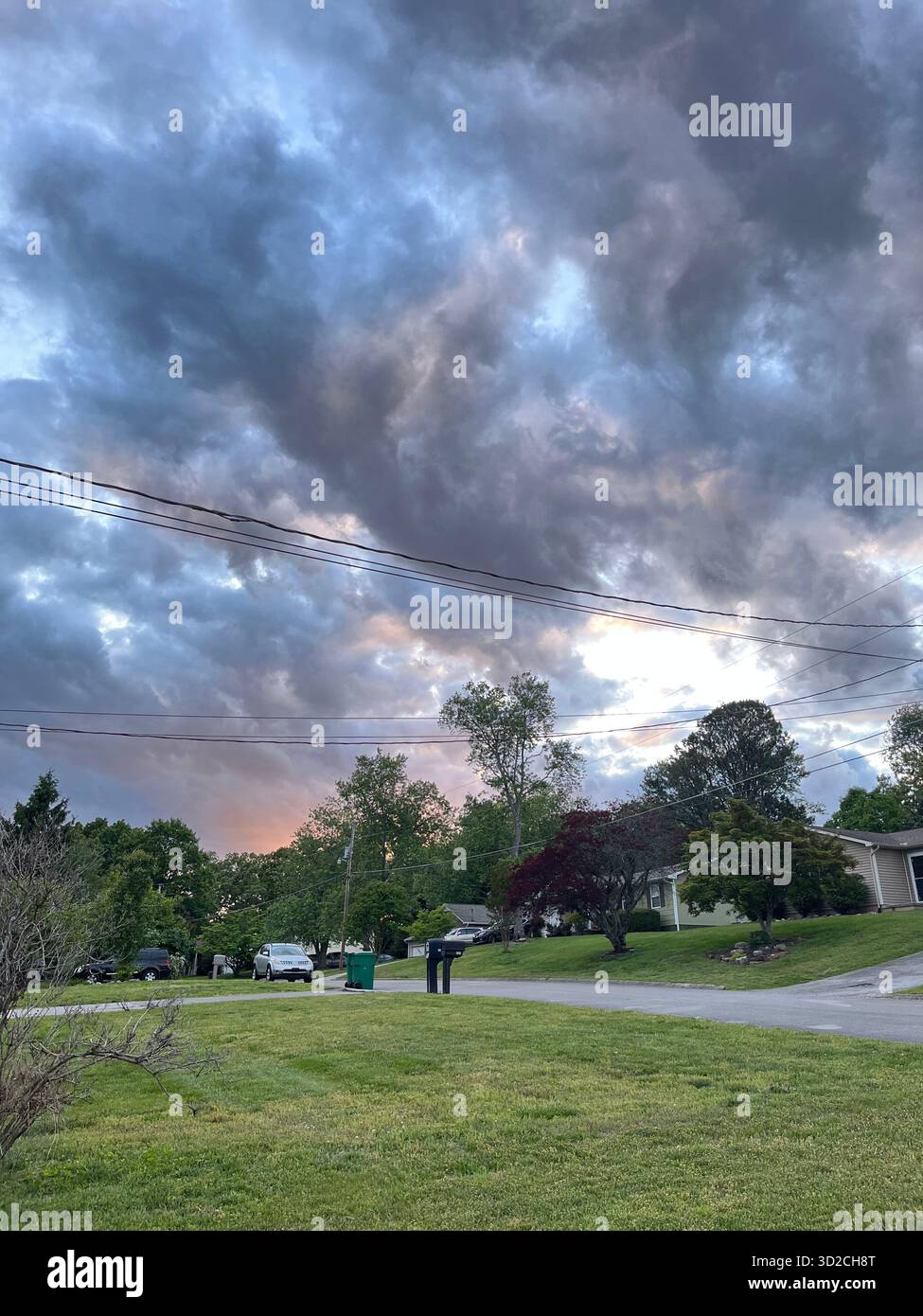 Un suggestivo cielo al tramonto su un'area residenziale di Knoxville, Tennessee. - Immagine stock catturata con smartphone
