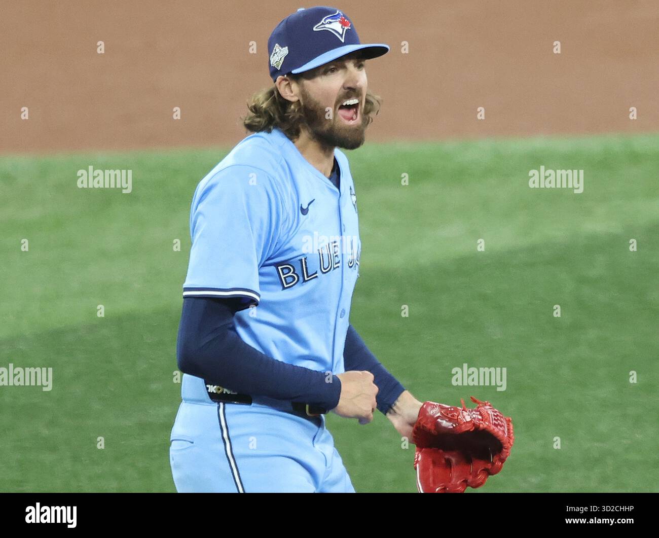 Toronto, Canada. 31 ottobre 2025. Il lanciatore titolare dei Toronto Blue Jays Kevin Gausman (34) reagisce dopo aver colpito tutti e tre i giocatori dei Los Angeles Dodgers nel primo inning durante gara 6 delle MLB World Series al Rogers Centre di Toronto, Canada, venerdì 31 ottobre 2025. Foto di Aaron Josefczyk/UPI credito: UPI/Alamy Live News Foto Stock