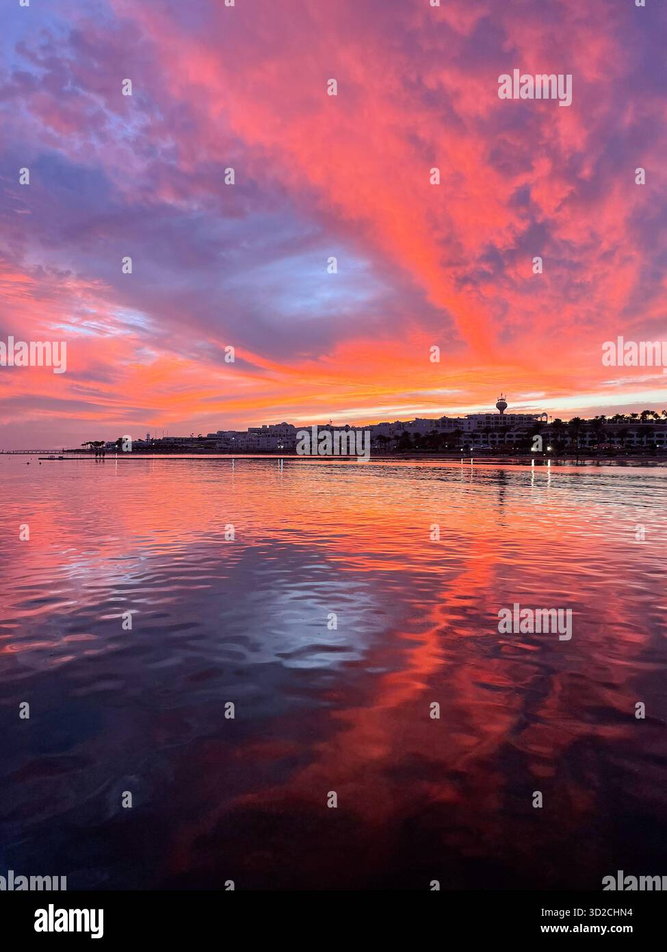 Splendido tramonto rosso viola sul Mar Rosso presso il resort di Sharm El Sheikh nel Sinai, Egitto - Immagine stock catturata con smartphone