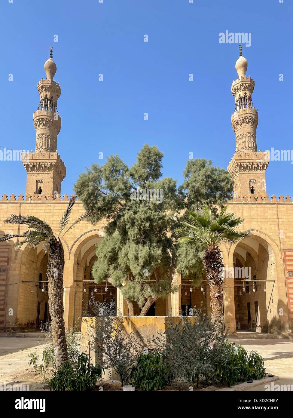 Vista del cortile e dei minareti della Moschea e del Khanqah di al-Nasir Faraj Ibn Barquq nello storico deserto mamelucco, il Cairo, Egitto - Immagine stock catturata con smartphone
