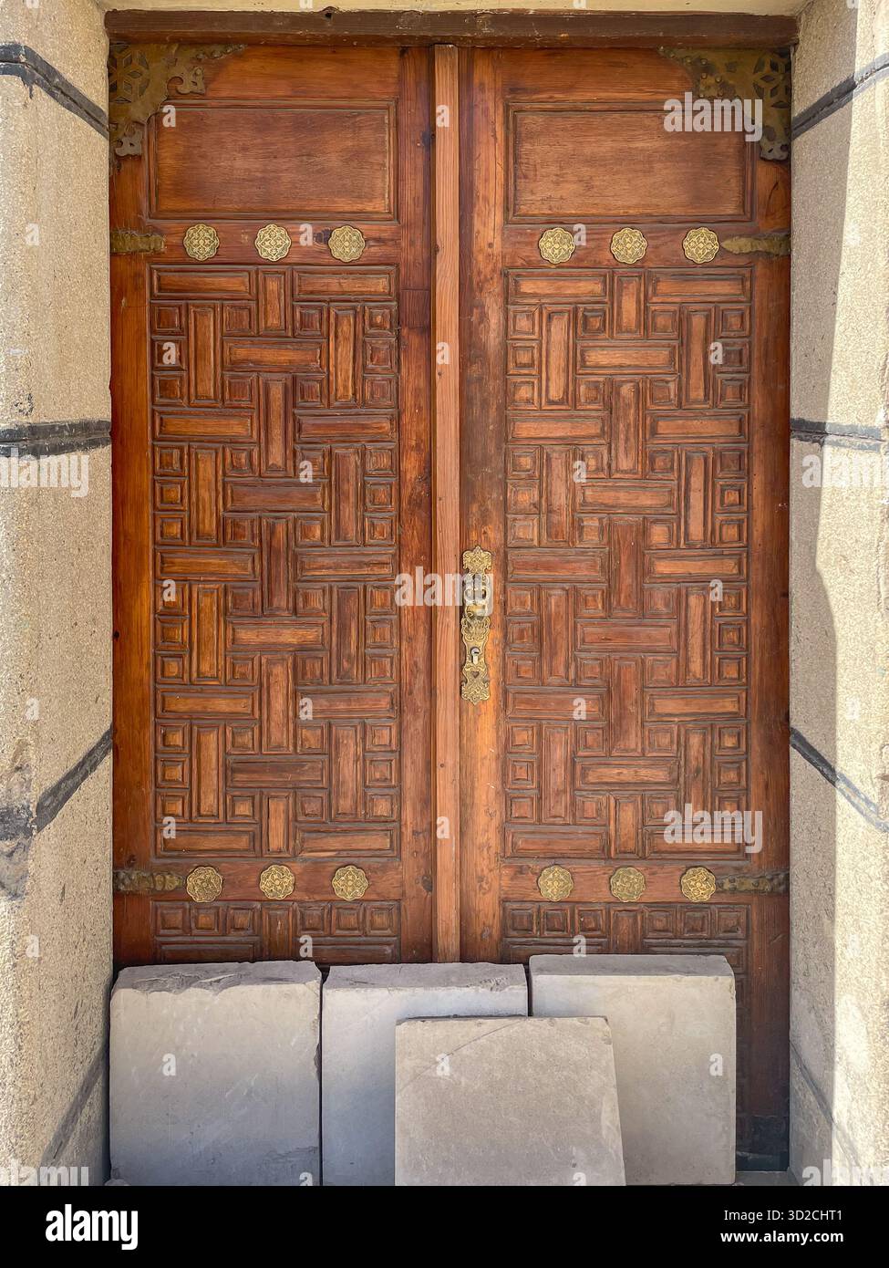 Antica porta di ingresso in legno al palazzo reale di Abdin, il Cairo, Egitto Foto Stock
