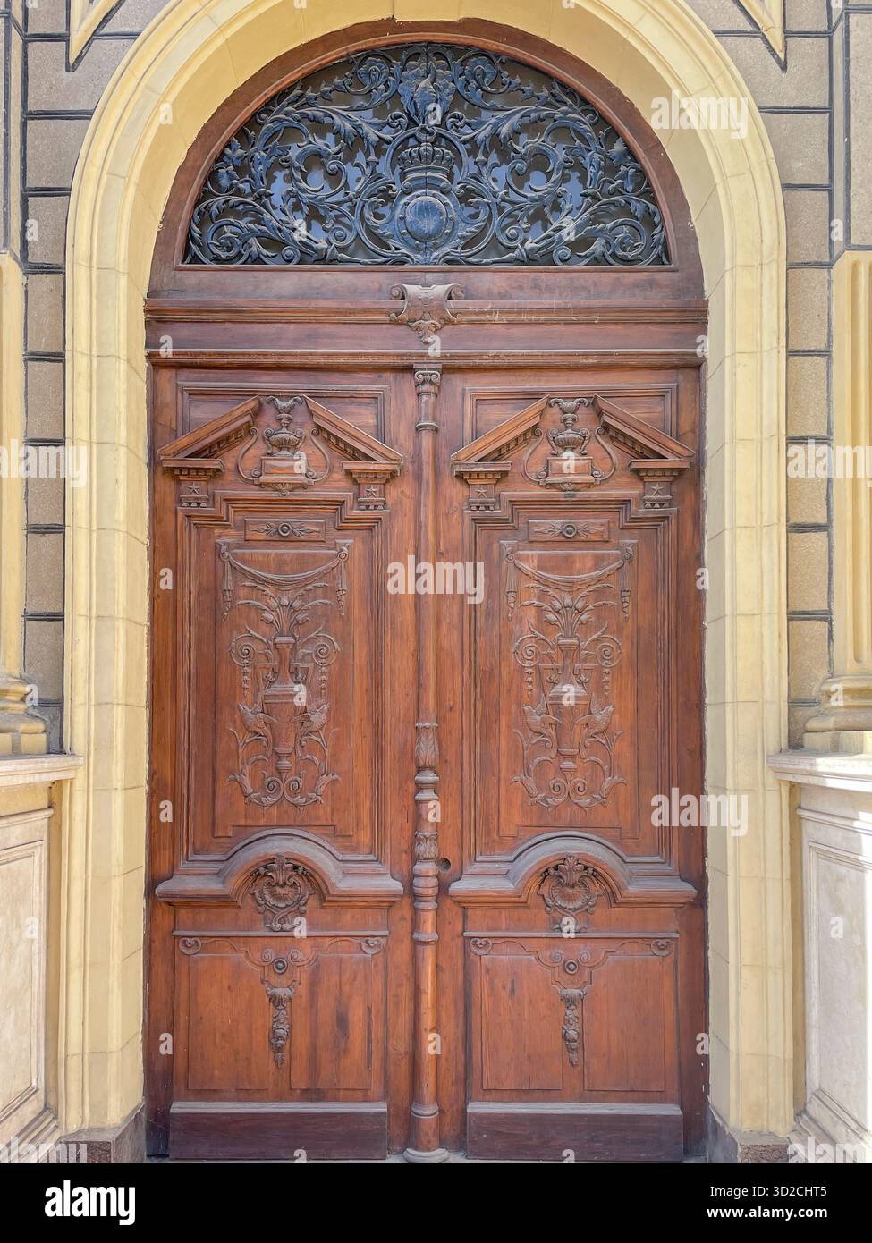 Antica porta di ingresso in legno al palazzo reale di Abdin, il Cairo, Egitto - Immagine stock catturata con smartphone