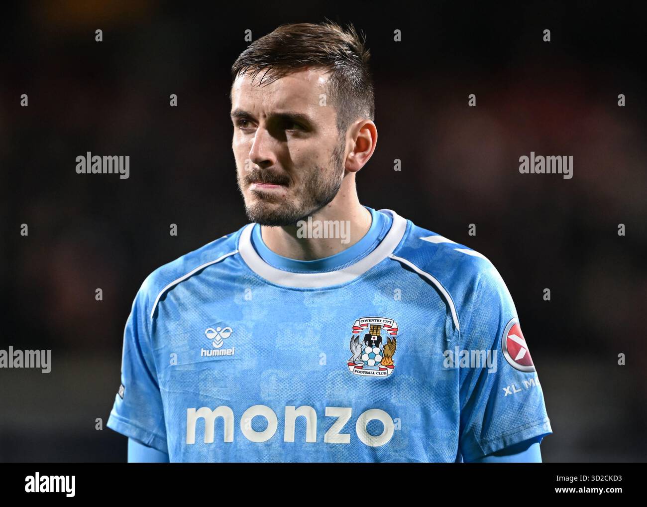 Wrexham, Regno Unito. 31 ottobre 2025. Liam Kitching di Coventry City davanti al match Wrexham vs Coventry City Sky Bet Championship allo Stok CAE Ras di Wrexham. Il credito per immagini dovrebbe essere: Simon Bellis/Sportimage Credit: Sportimage Ltd/Alamy Live News Foto Stock