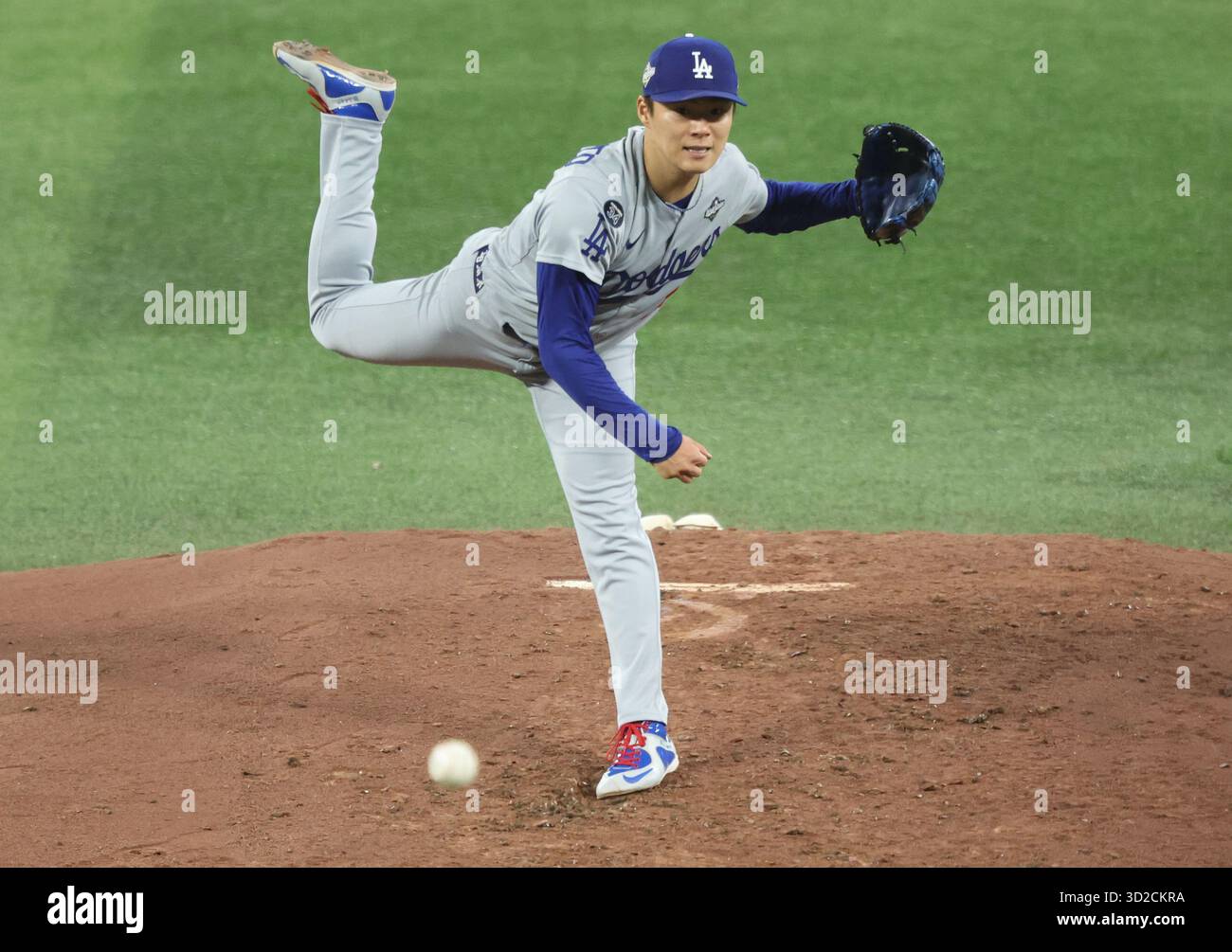 Il lanciatore titolare dei Los Angeles Dodgers Yoshinobu Yamamoto (18) lancia nel terzo inning contro i Toronto Blue Jays durante gara 6 delle MLB World Series al Rogers Centre di Toronto, Canada, venerdì 31 ottobre 2025. Foto di Aaron Josefczyk/UPI Foto Stock