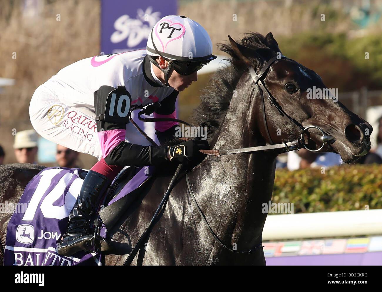 Del Mar, Stati Uniti. 31 ottobre 2025. Valentina, guidata da Oisin Murphy, vince la Breeders Cup Juvenile Fillies Turf, durante la 42a corsa dei Breeders' Cup Championships a del Mar, California. Venerdì 31 ottobre 2025 foto di Mark Abraham/UPI Credit: UPI/Alamy Live News Foto Stock