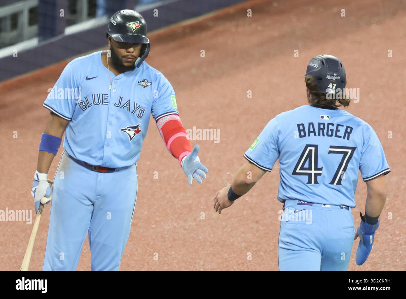I Toronto Blue Jays Addison Barger (47) si congratulano con Vladimir Guerrero Jr. (27) dopo aver segnato contro i Los Angeles Dodgers nel terzo inning durante gara 6 delle MLB World Series al Rogers Centre di Toronto, Canada, venerdì 31 ottobre 2025. Foto di Aaron Josefczyk/UPI Foto Stock