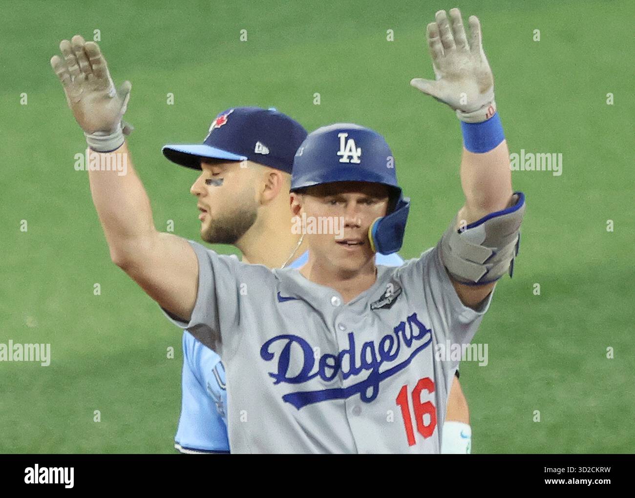 I Los Angeles Dodgers Will Smith (16) ondate dopo aver colpito un doppio rbi nel terzo inning contro i Toronto Blue Jays durante gara 6 delle MLB World Series al Rogers Centre di Toronto, Canada, venerdì 31 ottobre 2025. Foto di Aaron Josefczyk/UPI Foto Stock