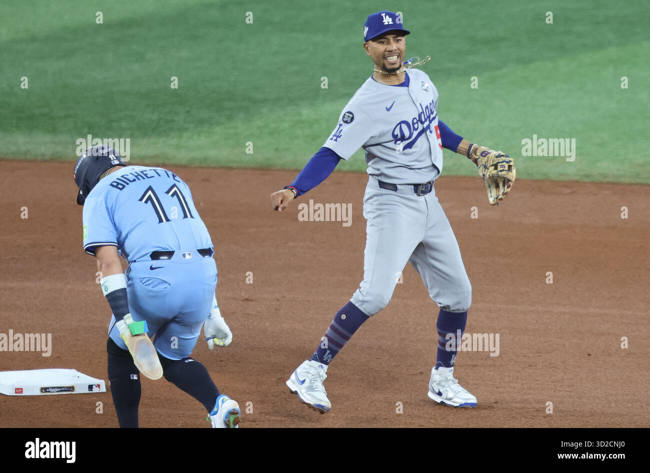 L'interbase dei Los Angeles Dodgers Mookie Betts (50) reagisce dopo aver forzato i Toronto Blue Jays Bo Bichette (11) al secondo posto in una doppia giocata nel quarto inning durante gara 6 delle MLB World Series al Rogers Centre di Toronto, Canada, venerdì 31 ottobre 2025. Foto di Aaron Josefczyk/UPI Foto Stock
