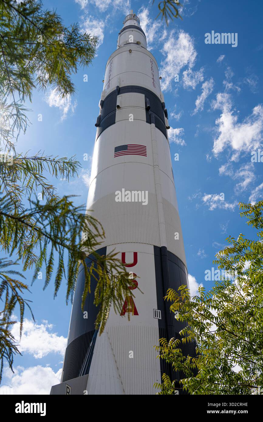 Replica del razzo Saturn V a grandezza naturale presso lo U.S. Space & Rocket Center, un centro visitatori della NASA e affiliato dello Smithsonian a Huntsville, Alabama. (USA) Foto Stock