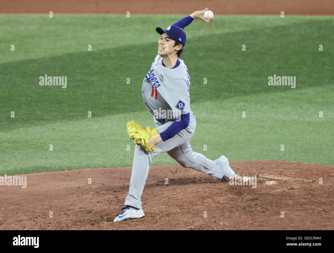 Il lanciatore dei Los Angeles Dodgers Roki Sasaki lancia nell'ottavo inning contro i Toronto Blue Jays durante gara 6 delle MLB World Series al Rogers Centre di Toronto, Canada, venerdì 31 ottobre 2025. Foto di Aaron Josefczyk/UPI Foto Stock