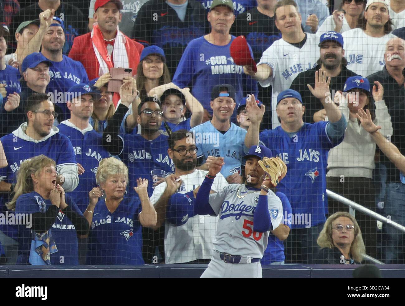 L'interbase dei Los Angeles Dodgers Mookie Betts (50) riceve un pallone foul dai Toronto Blue Jays Bo Bichette nell'ottavo inning durante gara 6 delle MLB World Series al Rogers Centre di Toronto, Canada, venerdì 31 ottobre 2025. Foto di Aaron Josefczyk/UPI Foto Stock