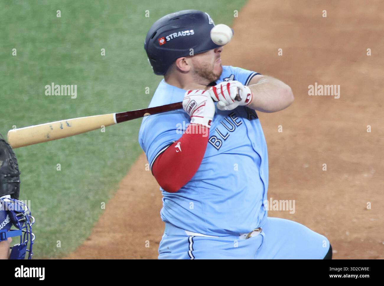 Il Toronto Blue Jays Alejandro Kirk (30) viene colpito da un lancio del lanciatore dei Los Angeles Dodgers Roki Sasaki nel nono inning durante gara 6 delle MLB World Series al Rogers Centre di Toronto, Canada, venerdì 31 ottobre 2025. Foto di Aaron Josefczyk/UPI Foto Stock