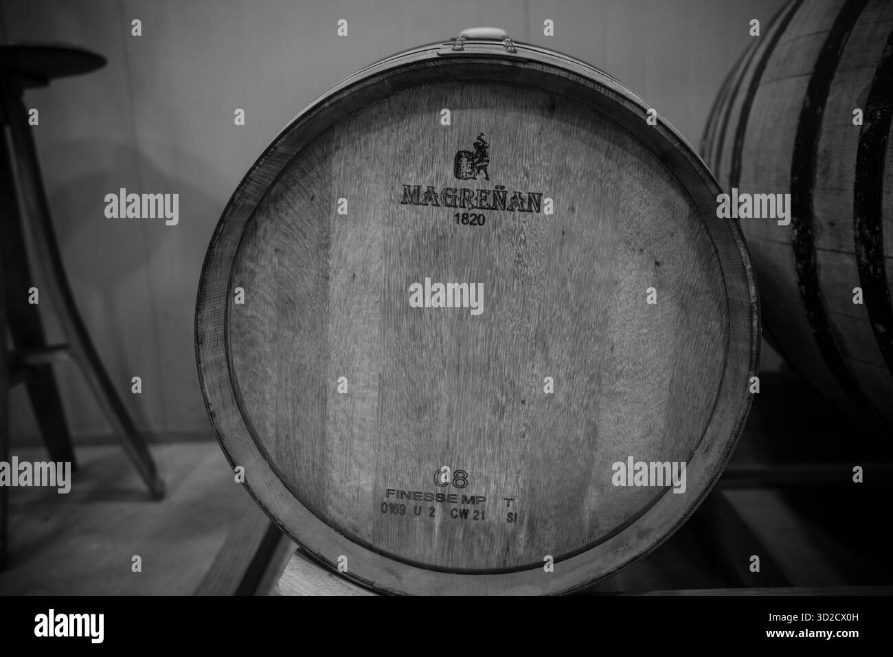 Foto rustica in bianco e nero di una vecchia botte di vino Foto Stock