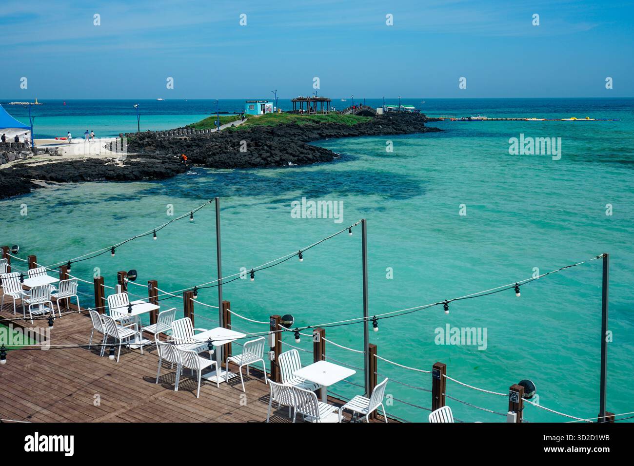 L'area pranzo presso un ristorante sul mare si affaccia sulla spiaggia di Hamdeok Foto Stock