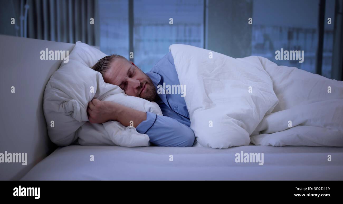 Manager che riposa sul cuscino bianco a casa dopo una lunga giornata Foto Stock