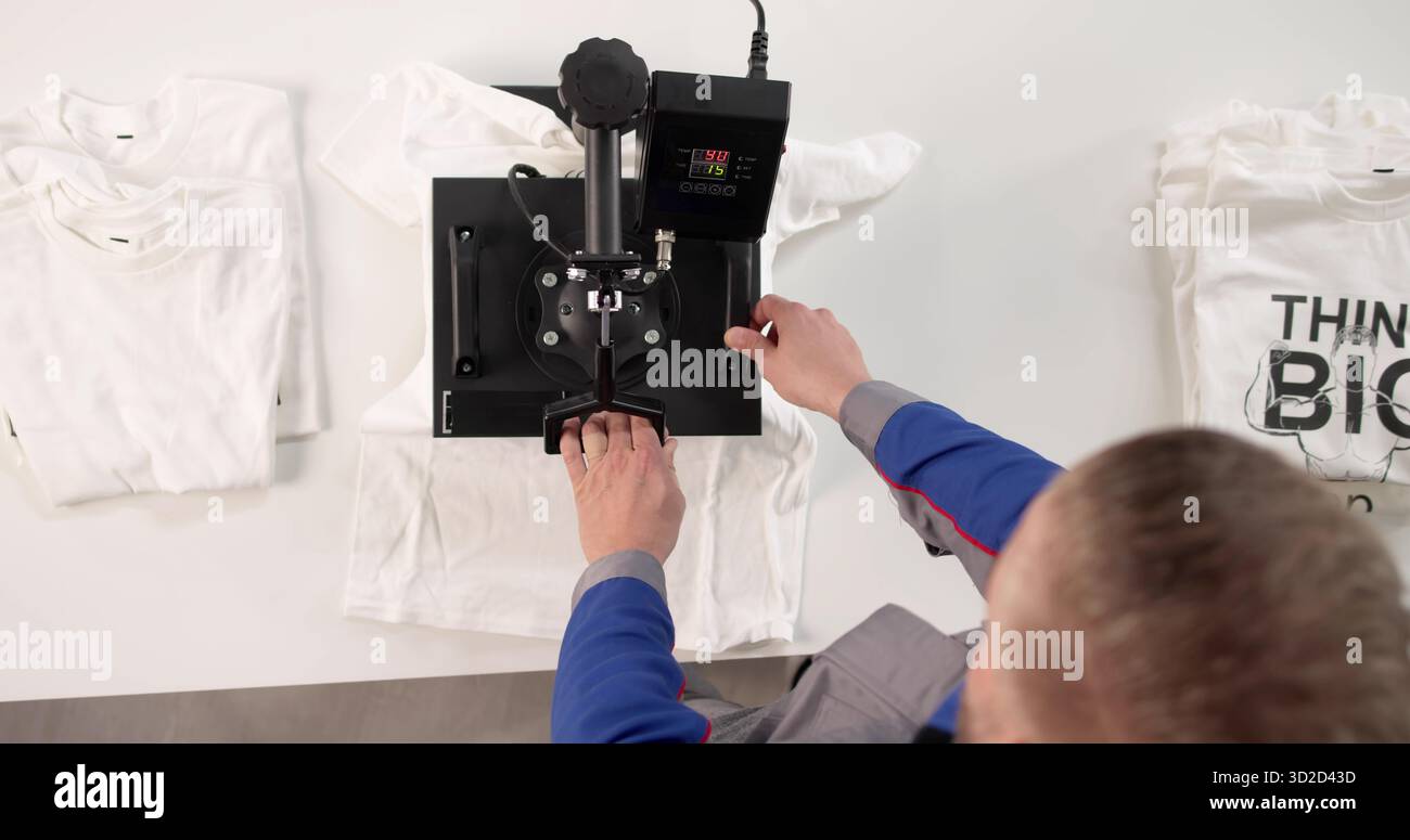 Stampa personalizzata di T-shirt a trasferimento termico per il marchio di moda maschile Foto Stock