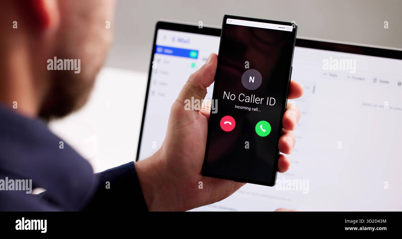 Il responsabile scientifico del furto di identità tiene traccia della violazione della privacy degli smartphone con hacking di numeri sconosciuti. Foto Stock