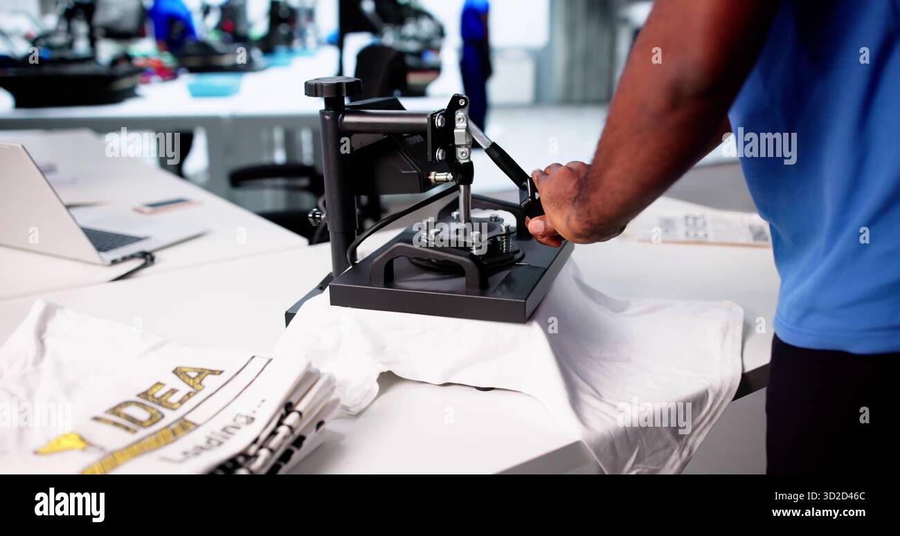 Il proprietario di un'azienda nera progetta una camicia africana personalizzata per il workshop Foto Stock