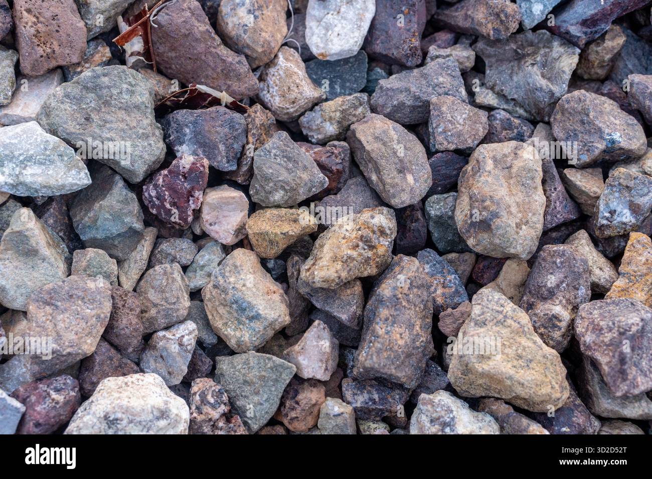 Foto macro top-down (piatto) di ghiaia o pietre frantumate. Le rocce creano uno sfondo naturale e ruvido perfetto. Foto Stock