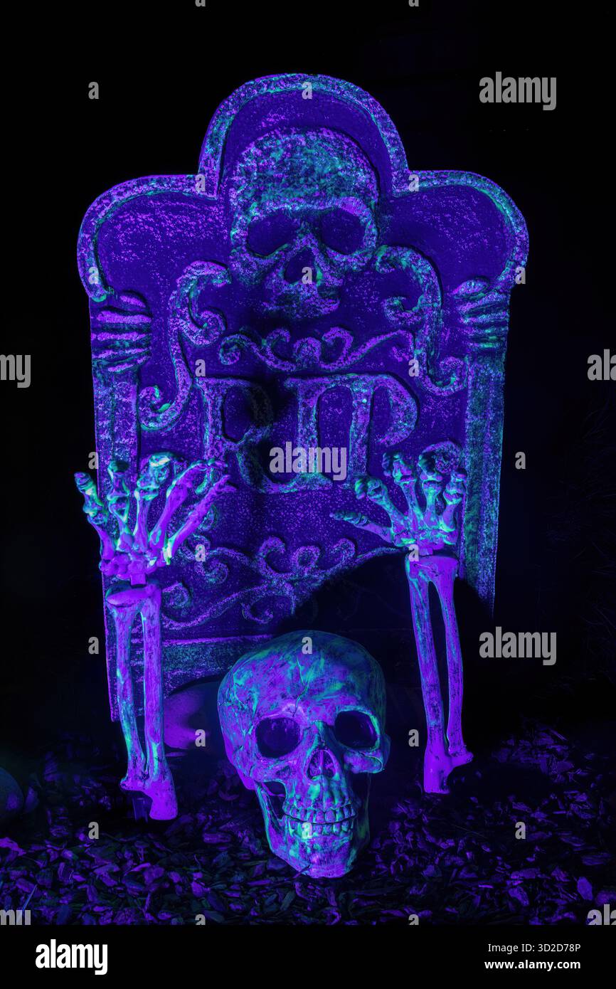 Una lapide di Rip e Uno scheletro che emergono dal suolo. Decorazioni in stile Halloween Yard. Foto Stock