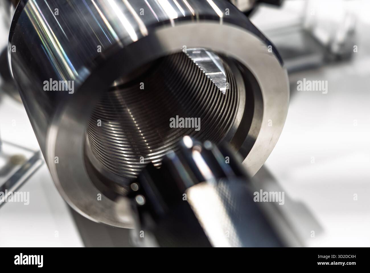 Finitura della filettatura su una macchina CNC. Lucidatrice per filettature, finitura interna per filettature. Foto Stock