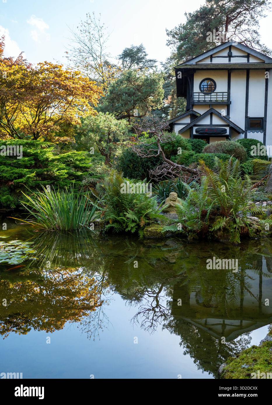Laghetto riflettente e Casa del tè nel Giardino Giapponese a Cottered, Hertfordshire, Inghilterra. E' considerato uno dei più bei giardini giapponesi del Foto Stock