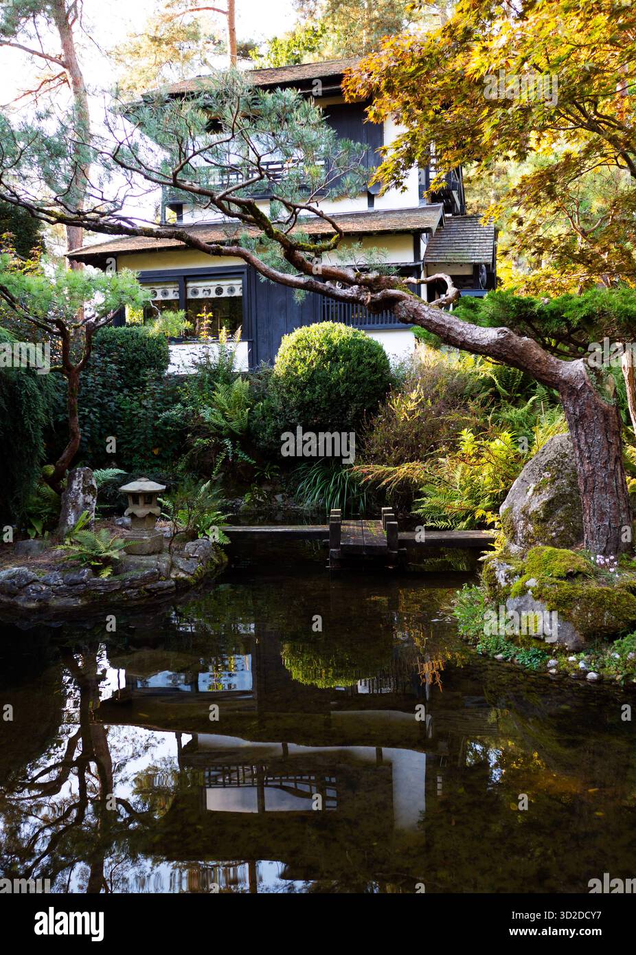 Tea House e Relective Pond nel Giardino Giapponese a Cottered, Hertfordshire, Inghilterra. È considerato uno dei più bei giardini giapponesi del Regno Unito Foto Stock