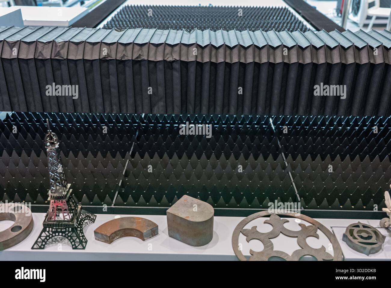 Centro di lavoro laser CNC. Centro di taglio laser. Lavorazione laser CNC dei metalli. Macchina da taglio laser. Foto Stock