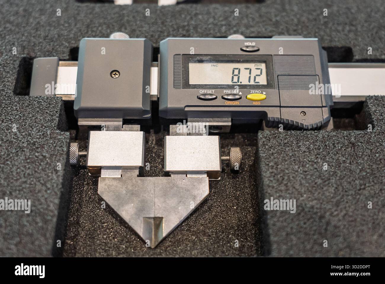 Strumenti di misurazione ad alta precisione in un impianto di meccanica, un calibro, un micrometro. Lo strumento di misurazione per garantire la qualità dei dettagli in un ingegnere meccanico Foto Stock