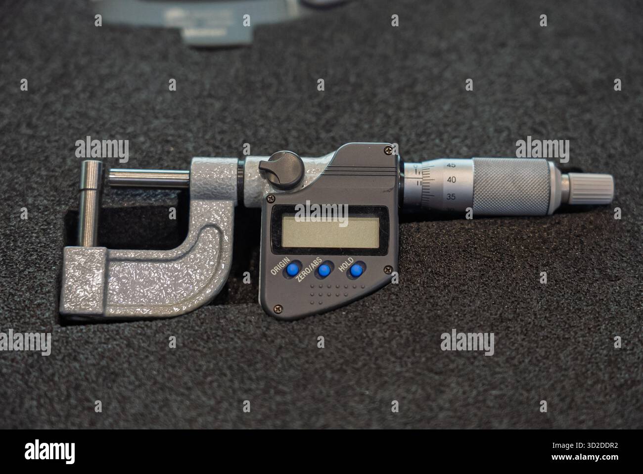Strumenti di misurazione ad alta precisione in un impianto di meccanica, un calibro, un micrometro. Lo strumento di misurazione per garantire la qualità dei dettagli in un ingegnere meccanico Foto Stock