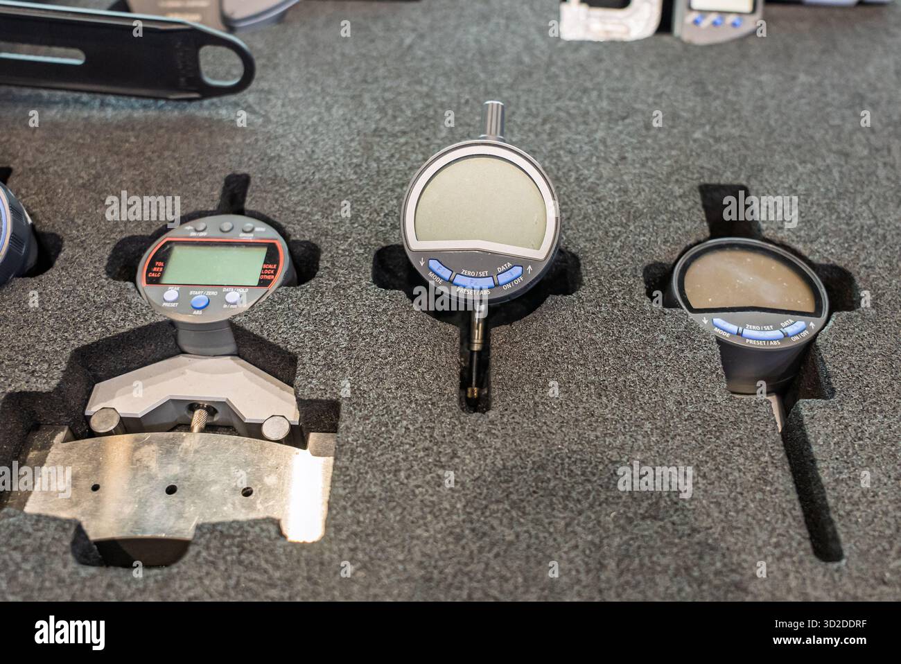 Strumenti di misurazione ad alta precisione in un impianto di meccanica, un calibro, un micrometro. Lo strumento di misurazione per garantire la qualità dei dettagli in un ingegnere meccanico Foto Stock