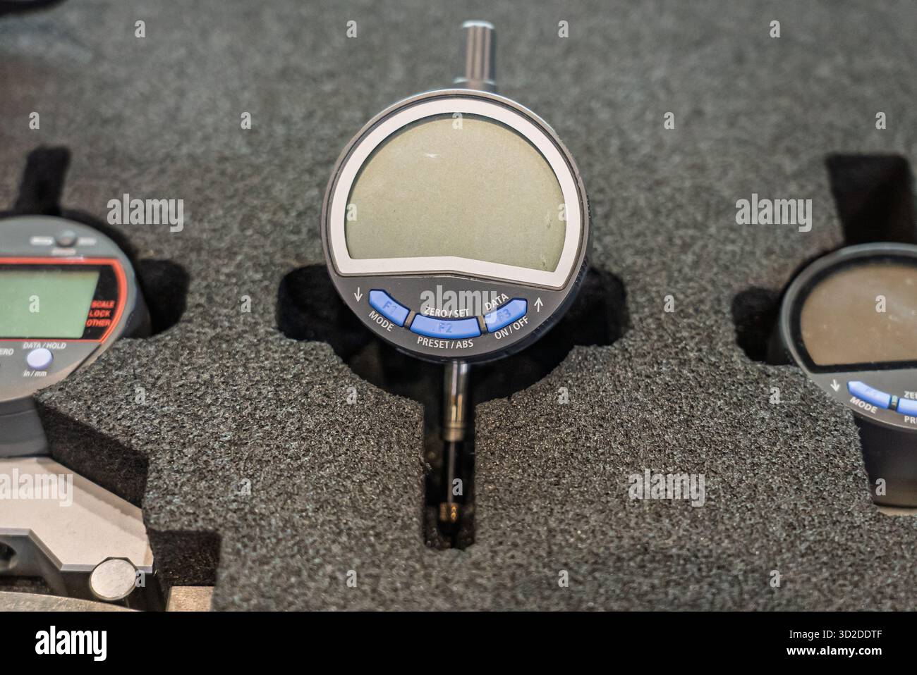 Strumenti di misurazione ad alta precisione in un impianto di meccanica, un calibro, un micrometro. Lo strumento di misurazione per garantire la qualità dei dettagli in un ingegnere meccanico Foto Stock