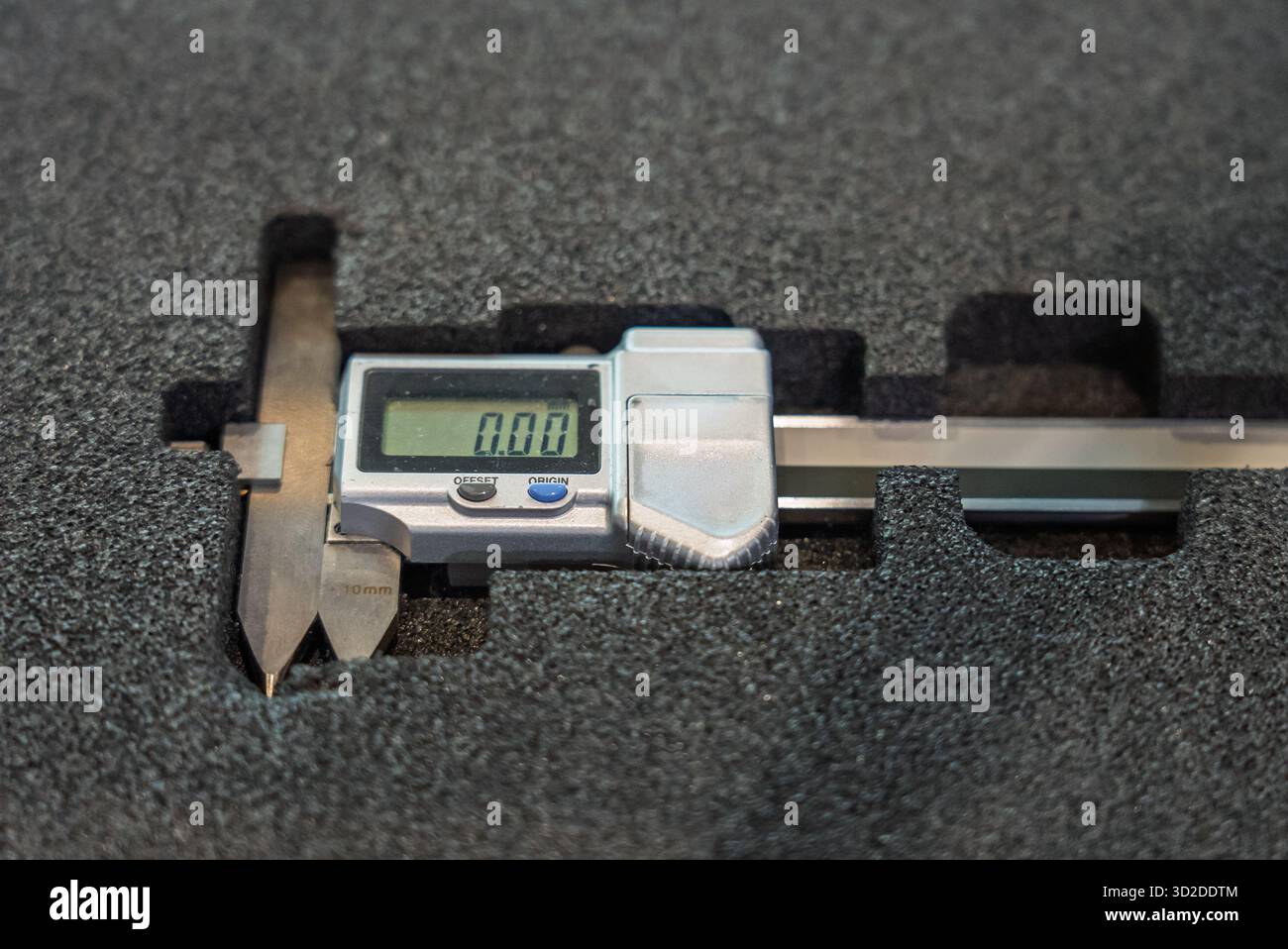 Strumenti di misurazione ad alta precisione in un impianto di meccanica, un calibro, un micrometro. Lo strumento di misurazione per garantire la qualità dei dettagli in un ingegnere meccanico Foto Stock