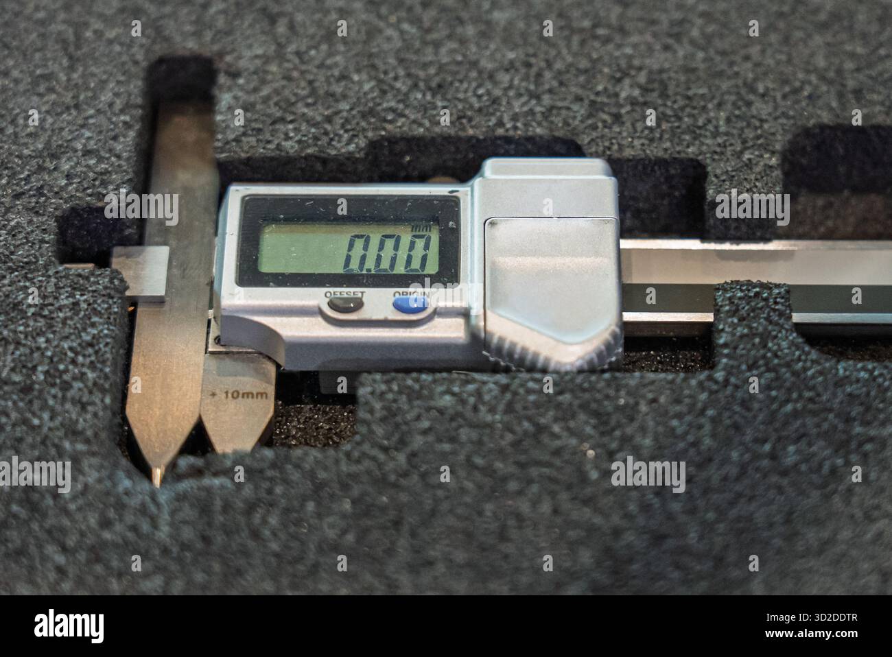 Strumenti di misurazione ad alta precisione in un impianto di meccanica, un calibro, un micrometro. Lo strumento di misurazione per garantire la qualità dei dettagli in un ingegnere meccanico Foto Stock