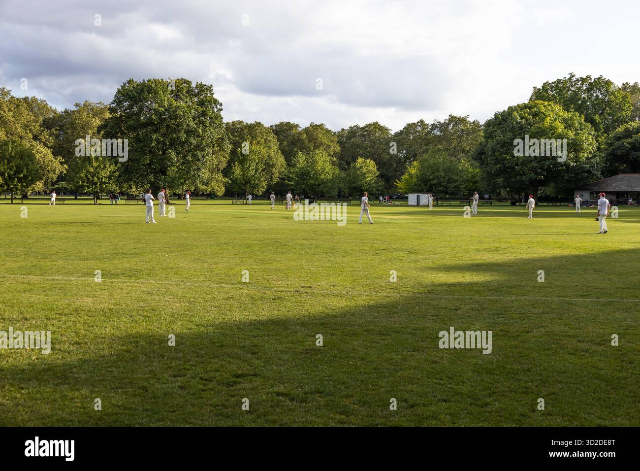 Partita amatoriale di cricket sul green del villaggio con giocatori. Londra, Regno Unito, 29 luglio 2023 Foto Stock
