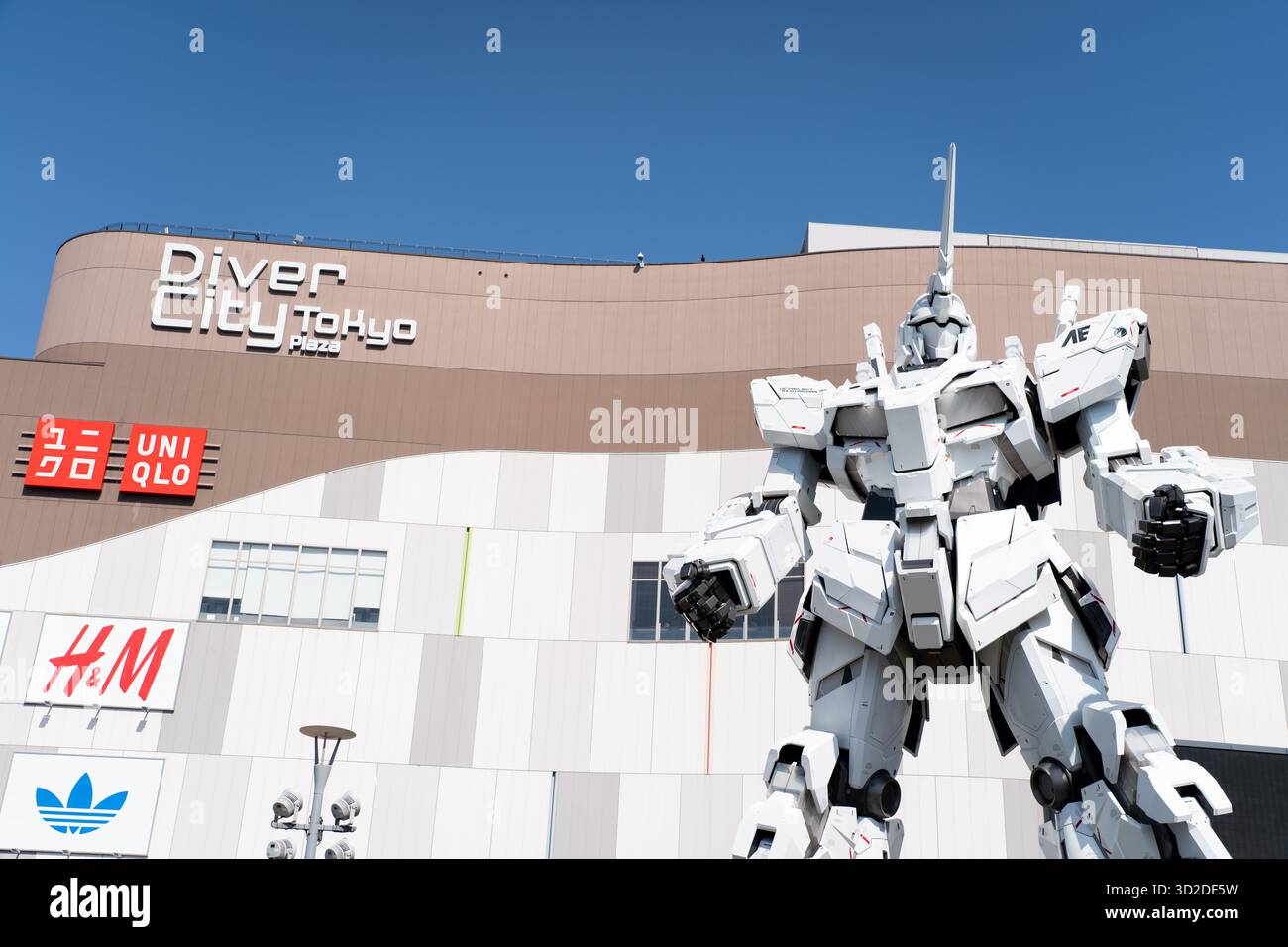 TOKYO, GIAPPONE - 30 marzo 2024 statua dell'Unicorn Gundam RX-0 in modalità normale situata presso Diver City Tokyo Plaza Tokyo, Odaiba Foto Stock