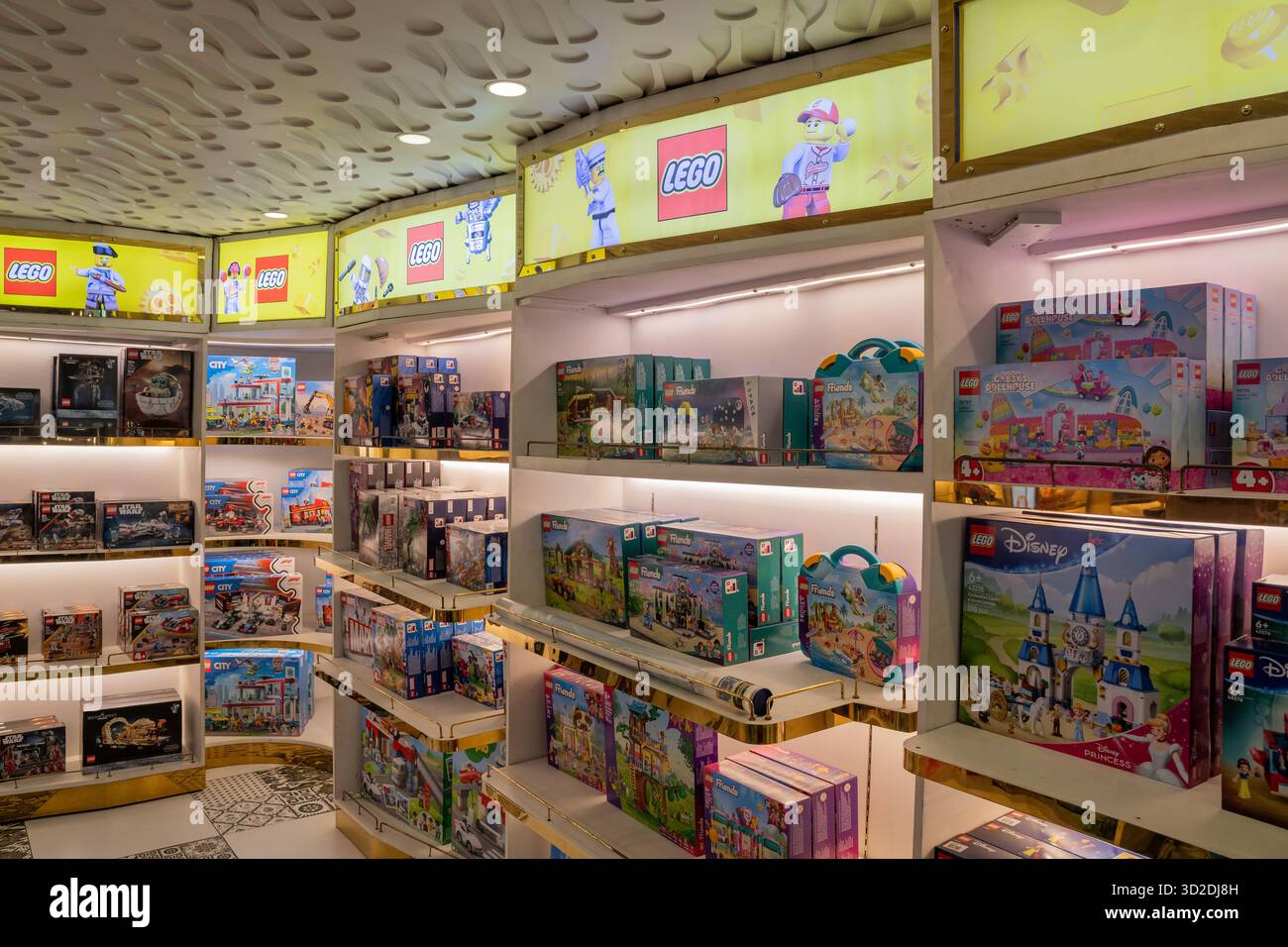 Scaffali con set Lego, negozio Lego, negozio duty free di Giacarta, aeroporto di Giacarta, Indonesia Foto Stock