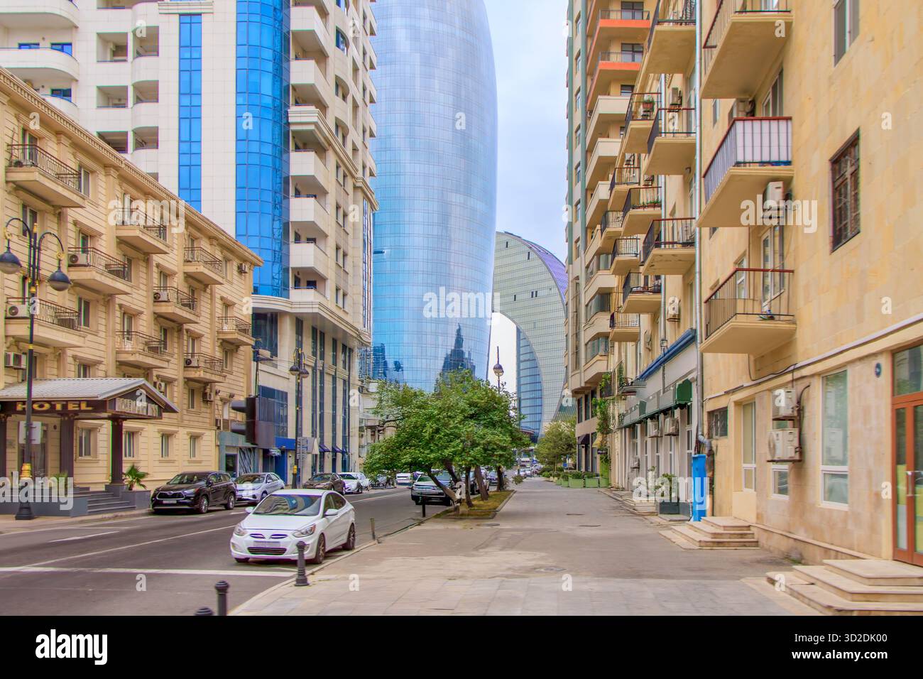 Baku, Azerbaigian. Crescent Hotel e un vicino grattacielo a Baku. La superficie riflettente del vetro moderno. Foto Stock