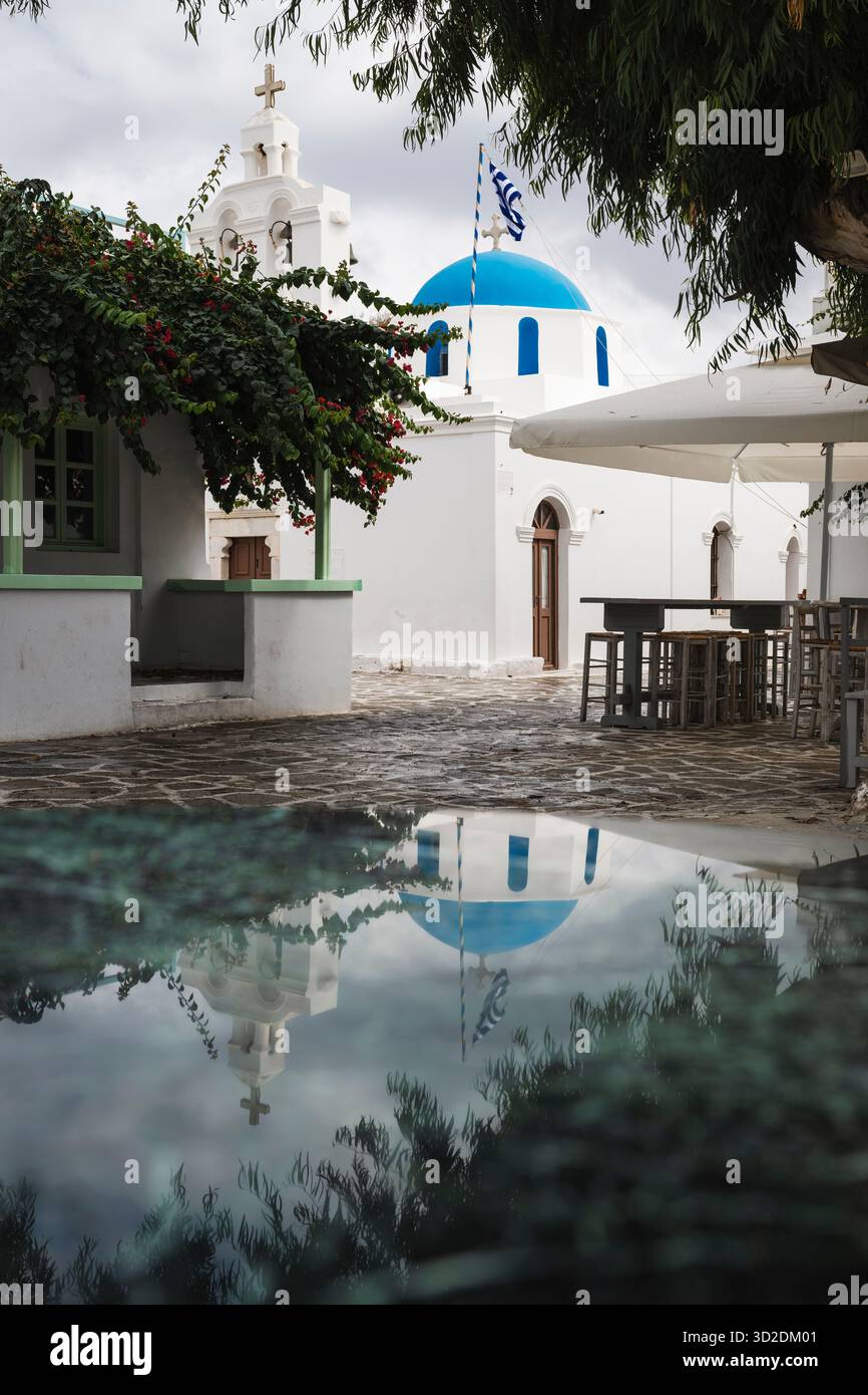 Chiesa di San Nicola nella città vecchia di Antiparos, riflessa in una pozzanghera, Cicladi, Grecia Foto Stock