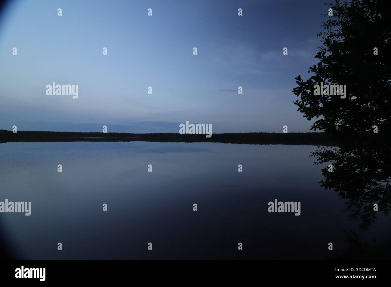 Superficie tranquilla del paesaggio notturno del lago. Esposizione lunga. Foto Stock