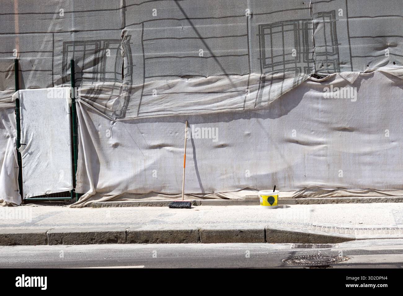 Cantiere in corso di ristrutturazione della facciata con rete per ponteggi Foto Stock