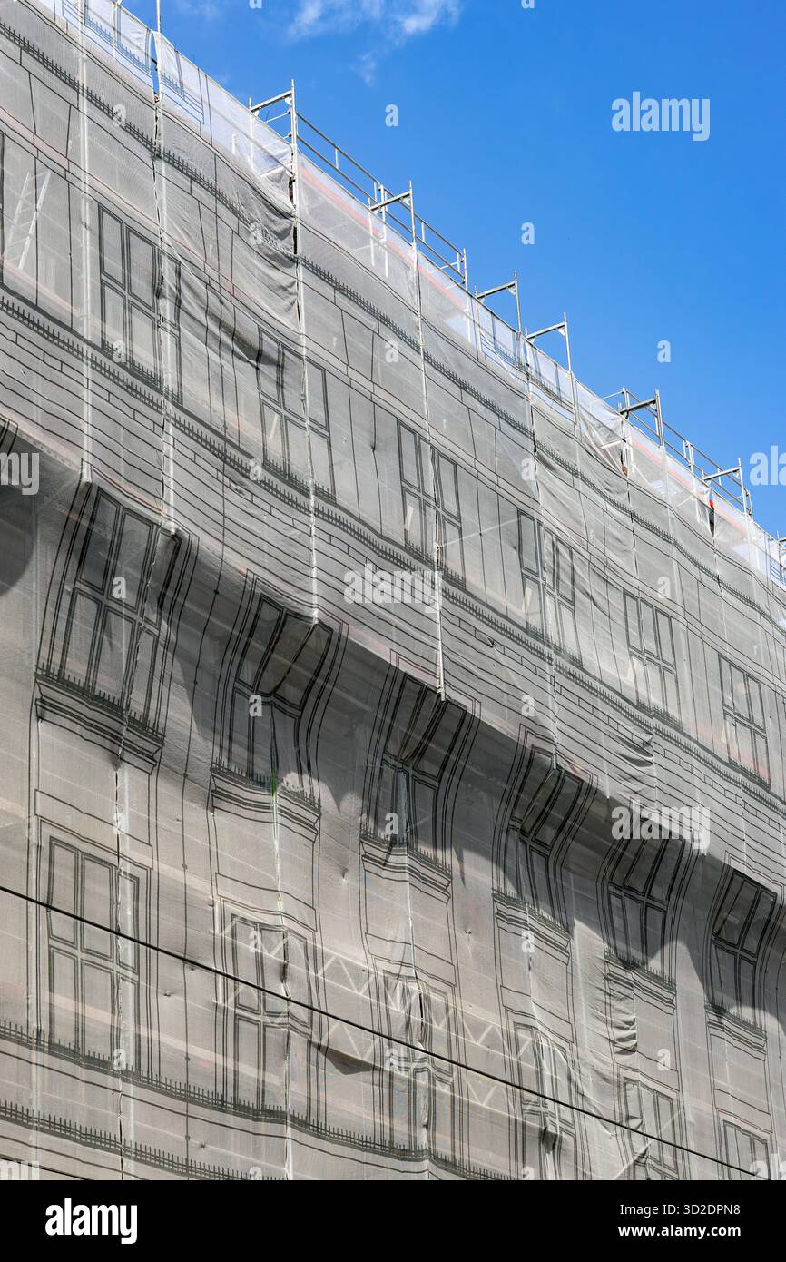 Ponteggi coperti da teloni in un edificio in fase di ristrutturazione Foto Stock
