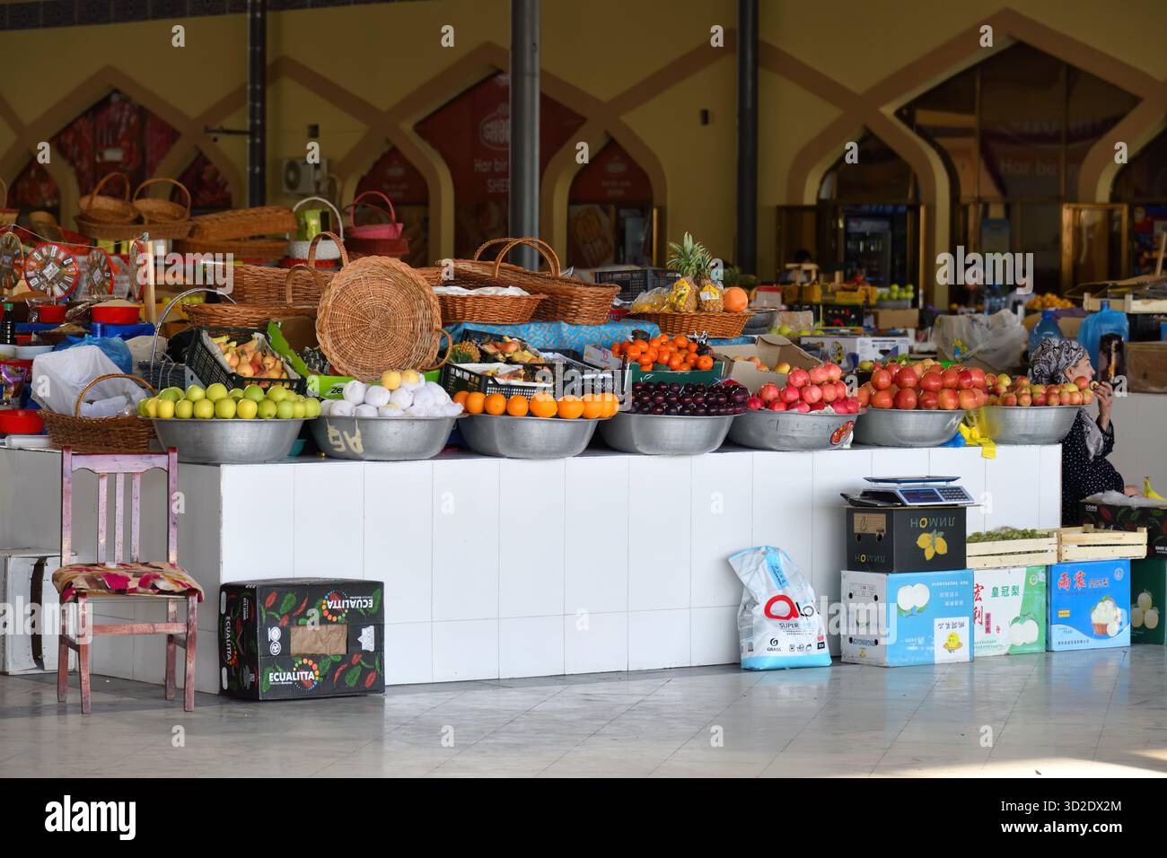 Bukhara, Uzbekistan - 12 settembre 2024: Frutta fresca in vendita su un mercato alimentare conosciuto anche come Bozori Markaziy bazaar Foto Stock