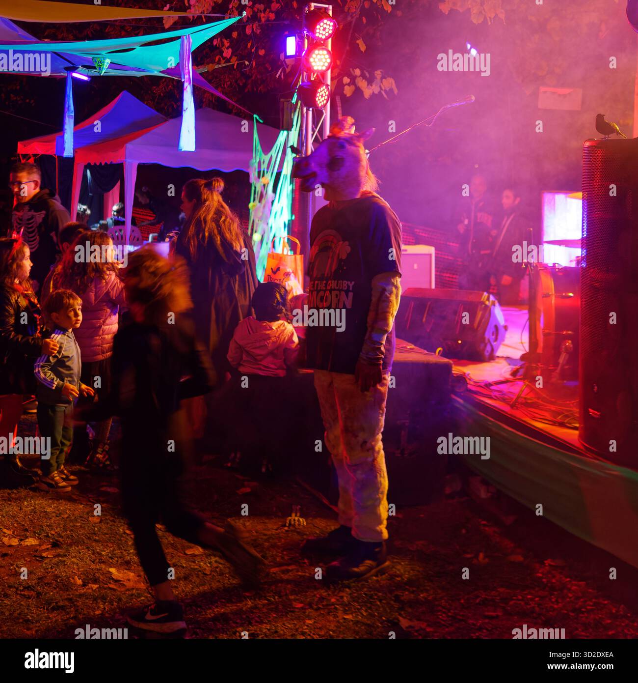 L'uomo indossa un costume da cavallo mentre un bambino guarda spaventato ad un evento di Halloween di notte a Montefiascone, regione Lazio, Italia. 31 ottobre 2025. Foto Stock