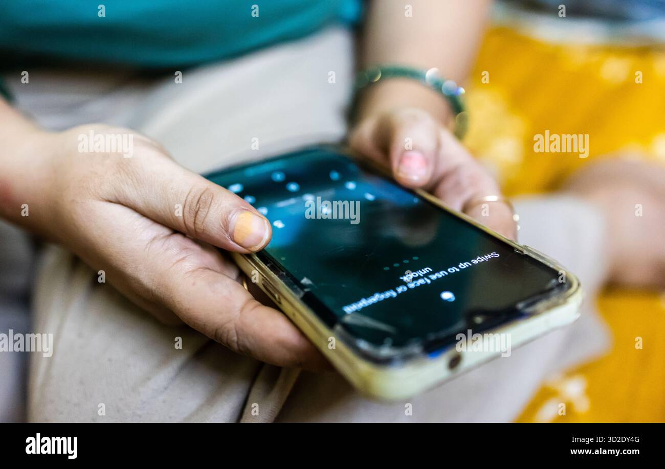 tentativo di violazione della sicurezza informatica sul telefono con password errata Foto Stock