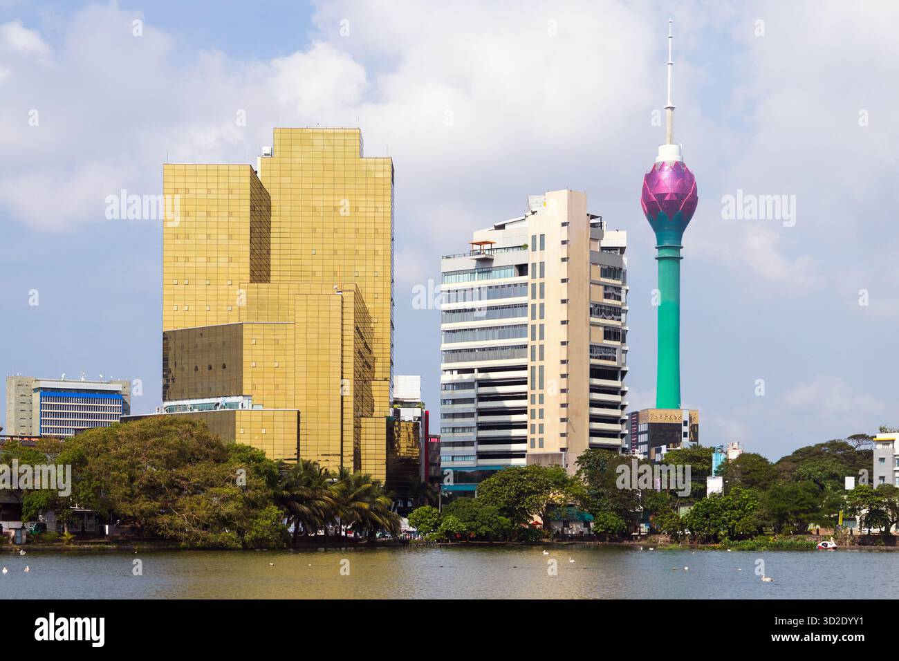Skyline di Colombo con moderni grattacieli e Lotus Tower in una giornata di sole, vista sulla strada del centro. Sri Lanka Foto Stock