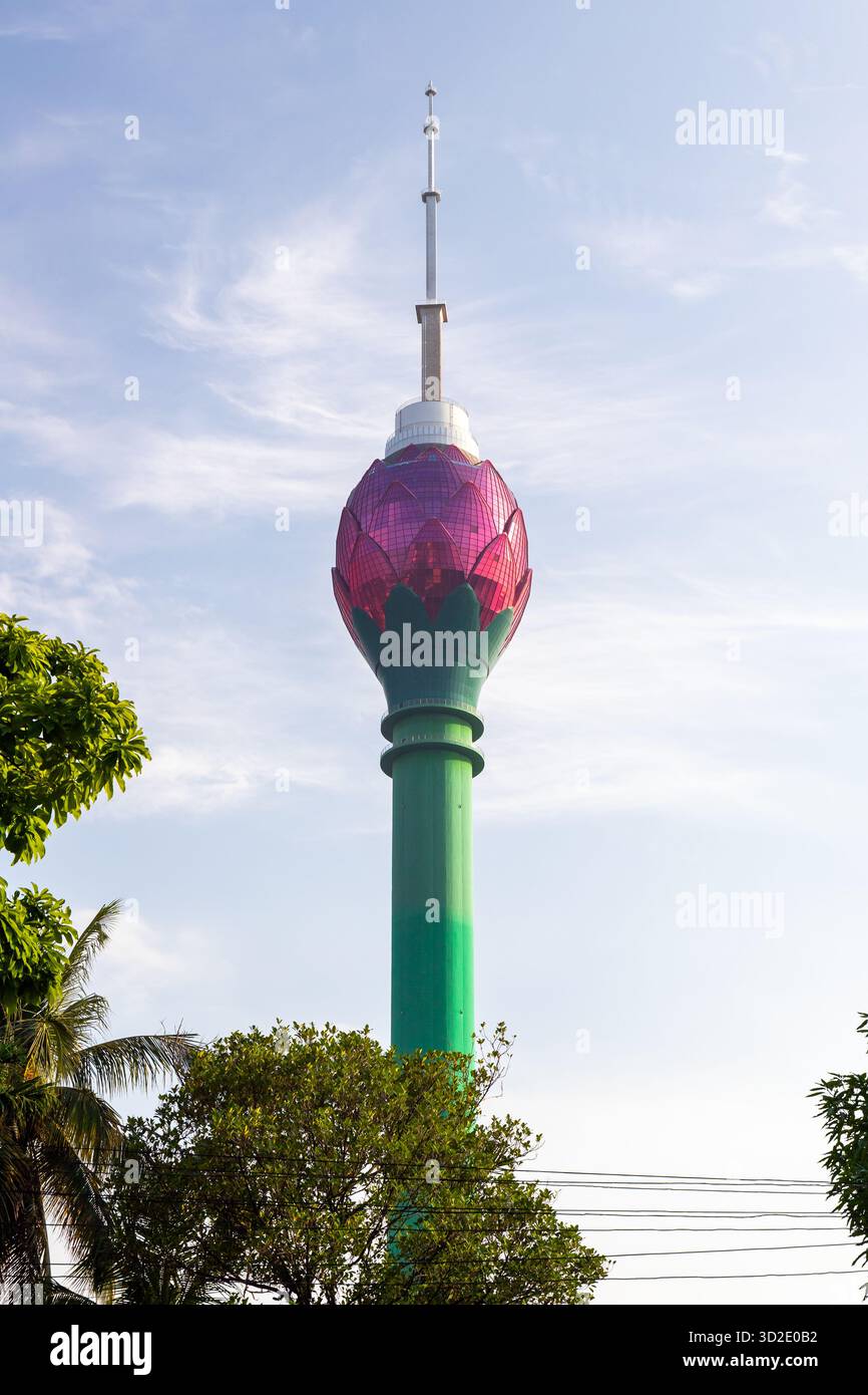 Lotus Tower in una giornata di sole, Colombo, Sri Lanka Foto Stock