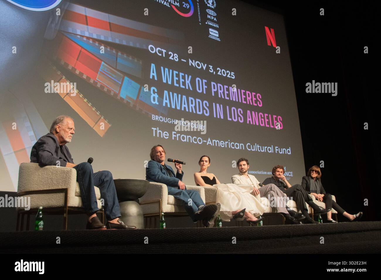 Los Angeles, Stati Uniti. 31 ottobre 2025. Da destra a sinistra: direttore Richard Linklater, Zoey Deutch (Jean Seberg) Guillaume Marbeck (Jean-Luc Godard), Aubry Dullin (Jean-Paul Belmondo) e Pauline Belle (Suzon Faye). Presentazione del film Nouvelle Vague al concorso American French Film Festival. Seguito da una conversazione con il regista Richard Linklater, gli attori Guillaume Marbeck e Zoey Deutch (foto di Alberto Sibaja/Pacific Press) crediti: Pacific Press Media Production Corp./Alamy Live News Foto Stock