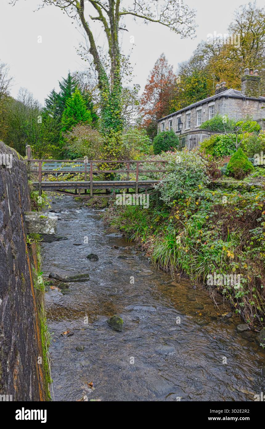 Passerella pedonale su Dean Brook, Barrow Bridge, Bolton, Lancashire, Regno Unito Foto Stock